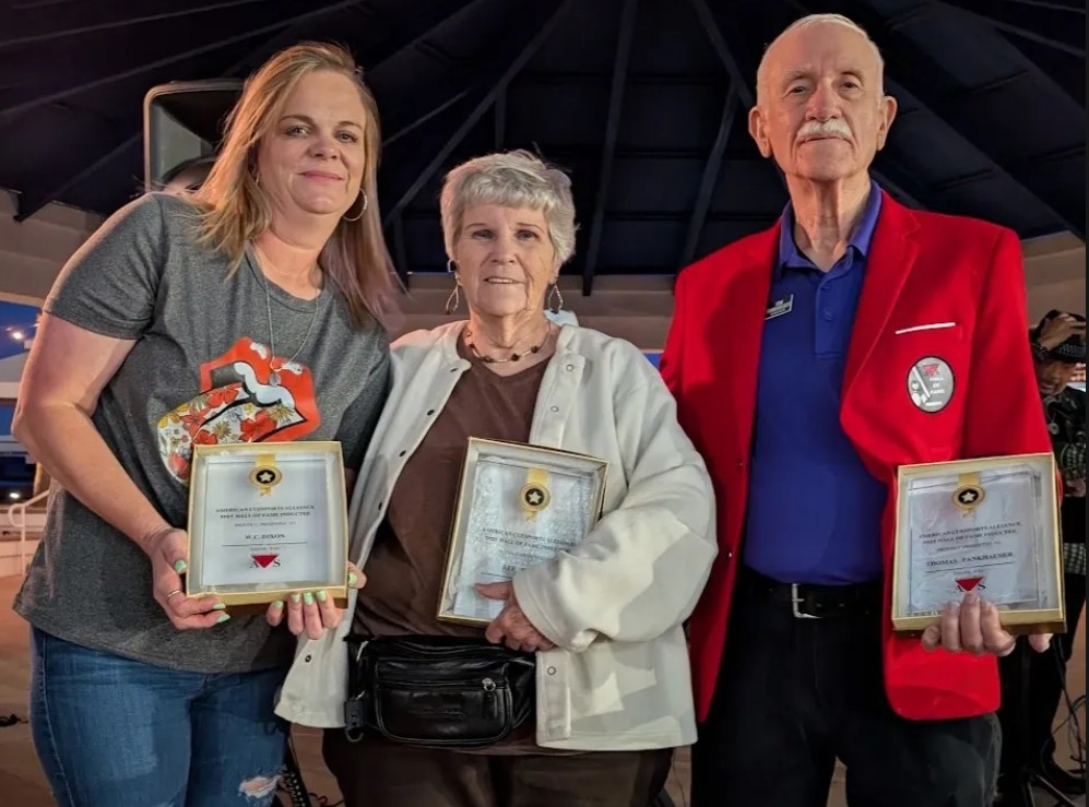 Photo: from L to R  Nikki Dickson (TX)—Granddaughter of W.C. Dixon; Lee White (Idaho ACS); Tom Fankhauser (ACS Head Referee—IL). Not shown:  Jamey Bowman (IL)